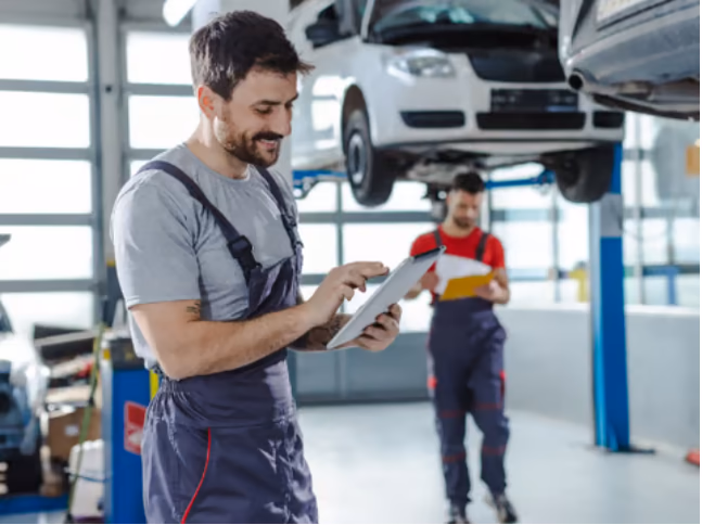Kfz-Sachverständiger in Werkstatt