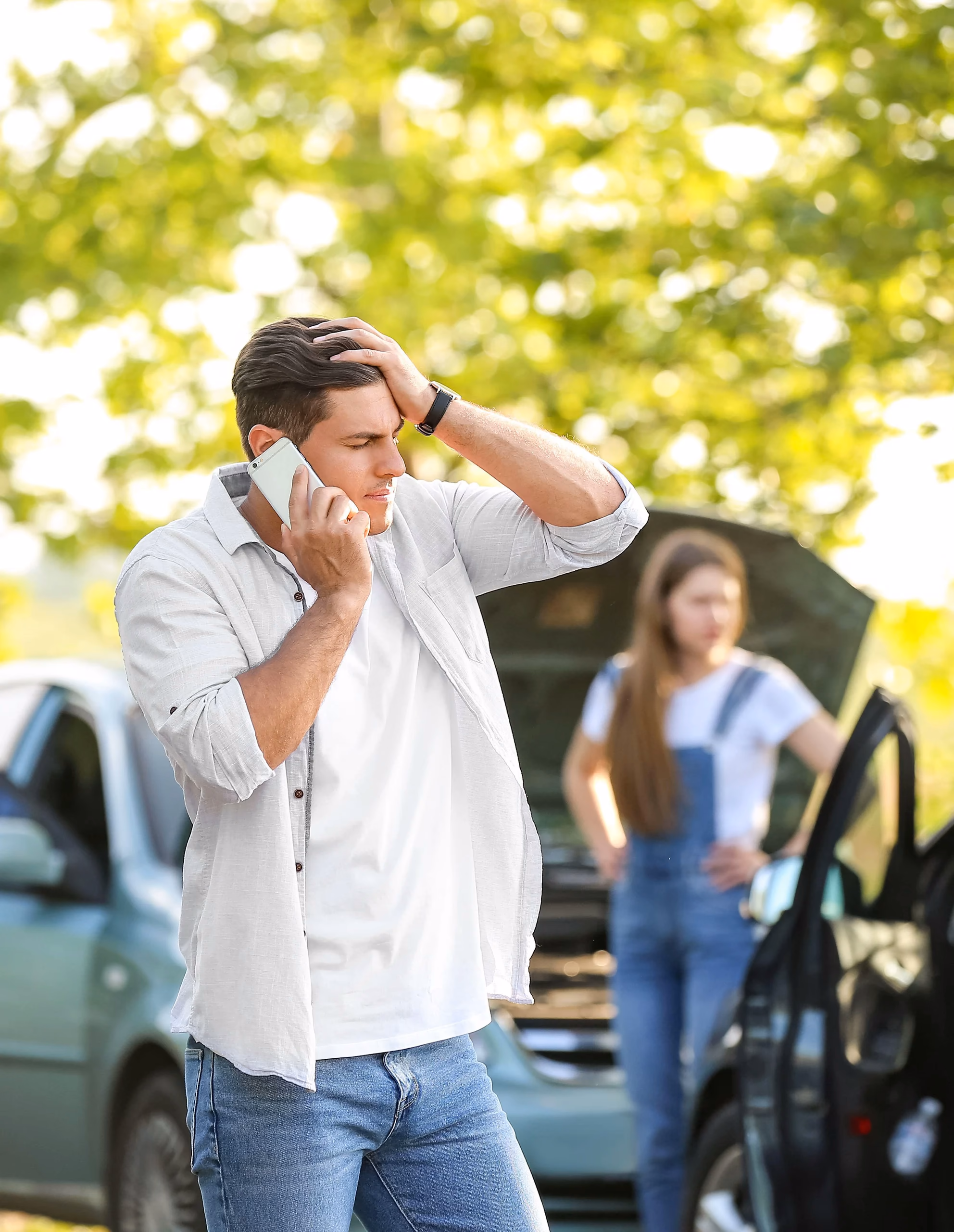 Mann telefoniert nach Autounfall
